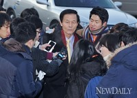 [포토]인수위원회로 출근하는 김장수 간사