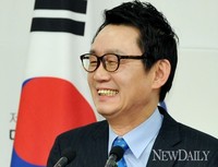[포토]기자의 질문에 웃음으로 답하는 윤창중 대변이