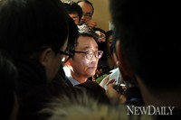 [포토]취재진에 둘러싸인 윤창중 인수위 대변인