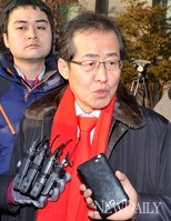 [포토]취재진 질문에 답하는 홍준표 경남도지사