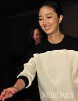 [포토]영화'여친남친', 기자에게 직접 마이크 가져다주는 계륜미