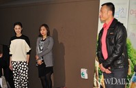 [포토]영화'여친남친', 포토월 옆에서 기다리는 계륜미