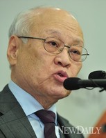 [포토] 청와대 비서실 개편안 발표하는 김용준 인수위원장