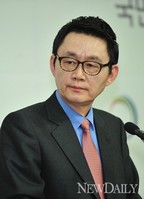 [포토] 청와대 비서실 개편안 관련 질문 받는 윤대변인