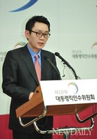 [포토] 청와대 비서실 개편안 브리핑하는 윤창중 대변인