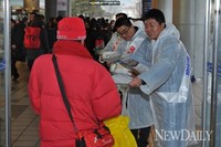 [포토]국정조사 반대 홍보물을 나눠주고 있는 쌍용차 임직원들