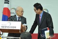 [포토]대화 나누는 김용준 인수위원장과 윤창중 대변인