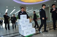 [포토]쌍용차정상화추진위, 국회로 들어오는 청원서