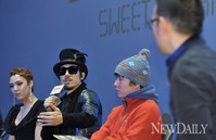 [포토]MFBTY, 김진표 바라보는 타이거 JK