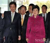 [포토]기자회견장 들어오는 박근혜 당선인