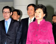 [포토]나란히 들어오는 박근혜 당선인과 진영-윤창중