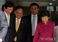 [포토]인수위 기자회견장 빠져나가는 박근혜 당선인