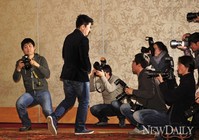 [포토] 은퇴 기자회견장을 빠져나가는 박재홍 선수..