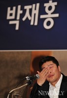 [포토]박재홍은퇴, 눈물 닦는 박재홍 선수