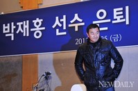 [포토]박재홍 배려로 은퇴식에 선 '손민한'..