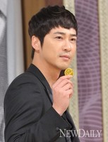 [포토]'돈의화신' 강지환 '포토타임 위해 동전 준비했어요~!'