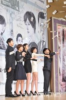 [포토]돈의화신, 돈뿌리는 퍼포먼스하는 출연진