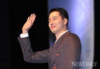 [포토]조인성 카리스마 넘치는 인사법, '그겨울 바람이분다'