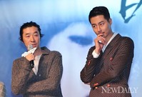 [포토]조인성, 김규태 감독과 같은 포즈~