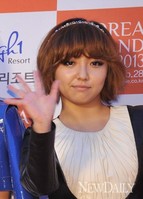 [포토]서울가요대상, 민 '돌아온 깝민~! 깝스러운 손인사 ~!'