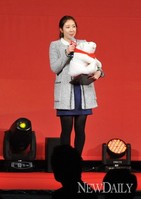 [포토]코카콜라 체육대상, '펜싱의 신아람 선수 특별상 수상'