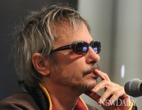 [포토]취재진의 질문 경청하는 '레오스 카락스 감독' 감독