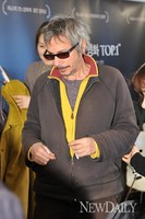 [포토]끽연 위해 잠시 회견장 떠나는 '레오 까락스' 감독