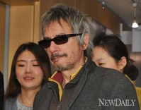 [포토]기자회견장으로 다시 입장하는 '레오 까락스' 감독