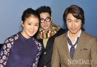 [포토]남자사용설명서, '이시영-오정세, 감독 이원석 퇴장 다정하게~!'