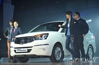 [포토]쌍용 신차 '투리스모'와 함께한 이유일 대표, 김규한 노조위원장