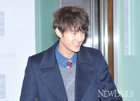 [포토]해맑은 표정으로 론칭쇼 입장하는 이기우~!