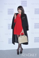 [포토]한고은, '옷은 핫레드 표정은 귀엽게 브이~!'