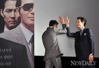 [포토]신세계, 황정민-이정재 '하이파이브도 영화의 한 장면~!'