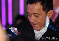 [포토]차이니즈조디악, 국내 팬에게 사인하는 '성룡'