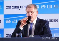 [포토]플라이트, 콜라 좋아하는 '저메키스'감독 