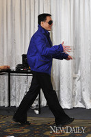 [포토]기자회견 입장하는 성룡, '역시 월드스타~!'