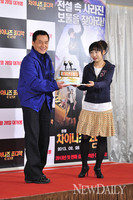 [포토]성룡, '케릭터 케익 선물받고 환한 미소~!'