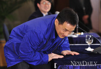 [포토]평론가에게 고개숙여 감사 전하는 성룡, '대인배~!'