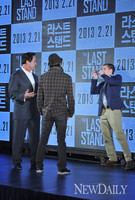 [포토]아놀드 슈왈제네거-김지운 감독, '기자들 배경으로 한컷~!'