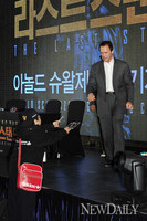 [포토]라스트 스탠드, '경호원 밀고 들어온 극성팬 이러지 맙시다~!'