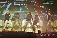 [포토]샤이니, '컴백무대 이렇게 화려하면 본 무대는~?'