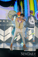 [포토]샤이니, 종현 '폭발적 가창력~! 무대가 흔들~!'