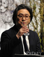 [포토]박찬욱, '물 마시며 긴장 풀어야지~!' 