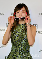 [포토]빅토리아, '선글라스 벗는게 더 아름다워~!'