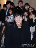 [포토]스토커, 활짝웃으며 등장하는 '김수현'