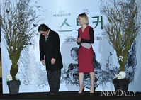 [포토]'스토커'시사회, 감사 인사하는 '박찬욱' 감독