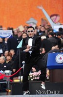 [포토]국회의사당 광장에서도 말춤 선보인 싸이(취임식)