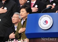 [포토]국기에 대한 경례하는 박근혜 대통령(취임식)
