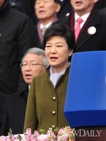 [포토]취임식에서 애국가 부르는 '박근혜' 대통령