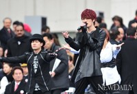 [포토]대통령 취임식, 열창하는 JYJ'영웅 재중'